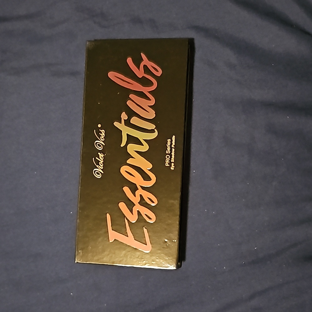 Violet Voss Essentials palette